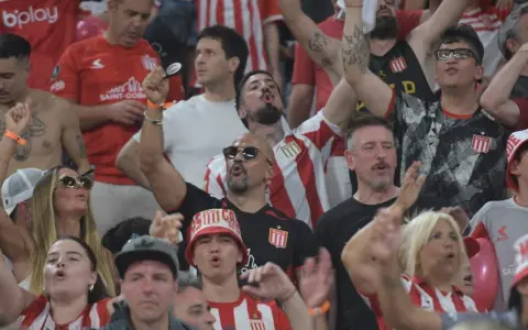 Sin poder verlo en un palco en calidad de dirigente, Verón celebró el título de Estudiantes con los hinchas en la tribuna del Madre de Ciudades.