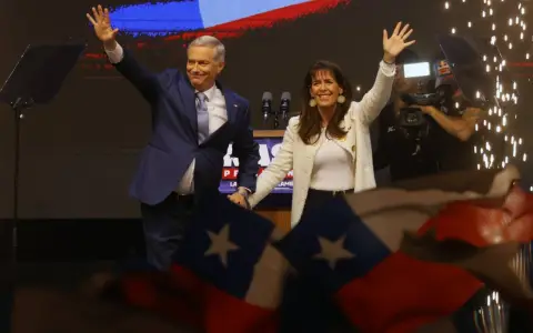 José Antonio Kast festeja su triunfo presidencial en Chile junto a su mujer