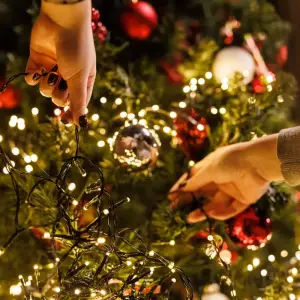 Por qué armar el arbolito de Navidad activa la prosperidad