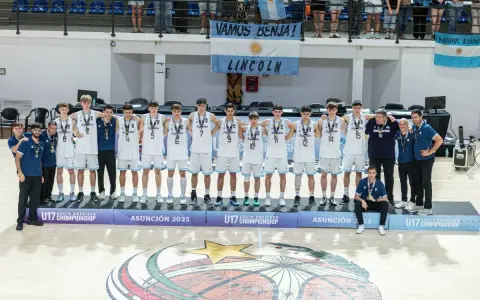 Argentina en el podio del Sudamericano con la medalla de plata colgada