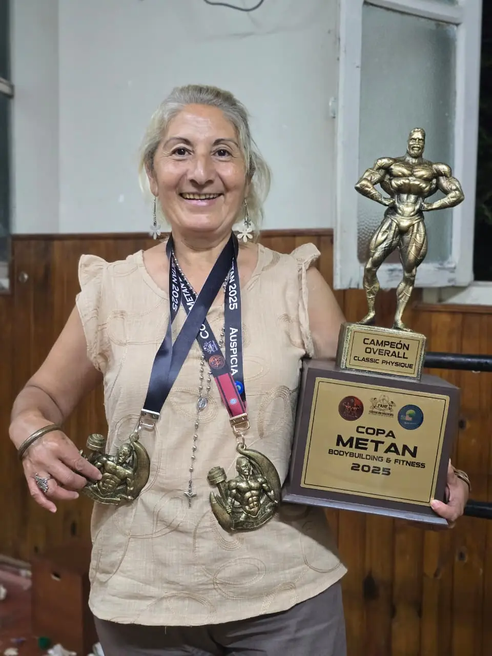 María Luisa, la madre de Gustavo Albornoz, con los trofeos que ganó su hijo en Metán