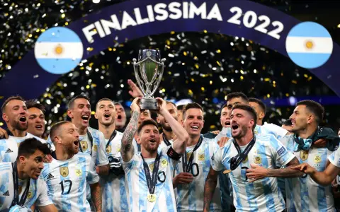 La Selección argentina levantando el trofeo de la Finalissima 2022 que se disputó en el estadio Wembley y en el que los de Scaloni golearon a Italia.