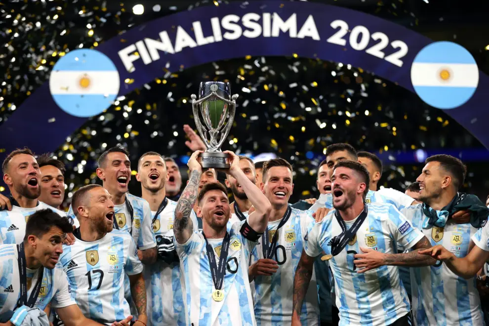 La Selección argentina levantando el trofeo de la Finalissima 2022 que se disputó en el estadio Wembley y en el que los de Scaloni golearon a Italia.