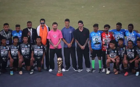 Lionel Messi, Rodrigo De Paul y Luis Suárez, junto a aficionados futbolistas indios.