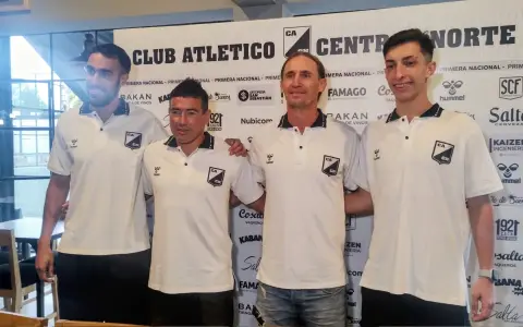 Adrián "El Polaco" Bastía, junto a su cuerpo técnico conformado por Grande, De Peca y Drovetta, en la presentación formal como DT de Central Norte
