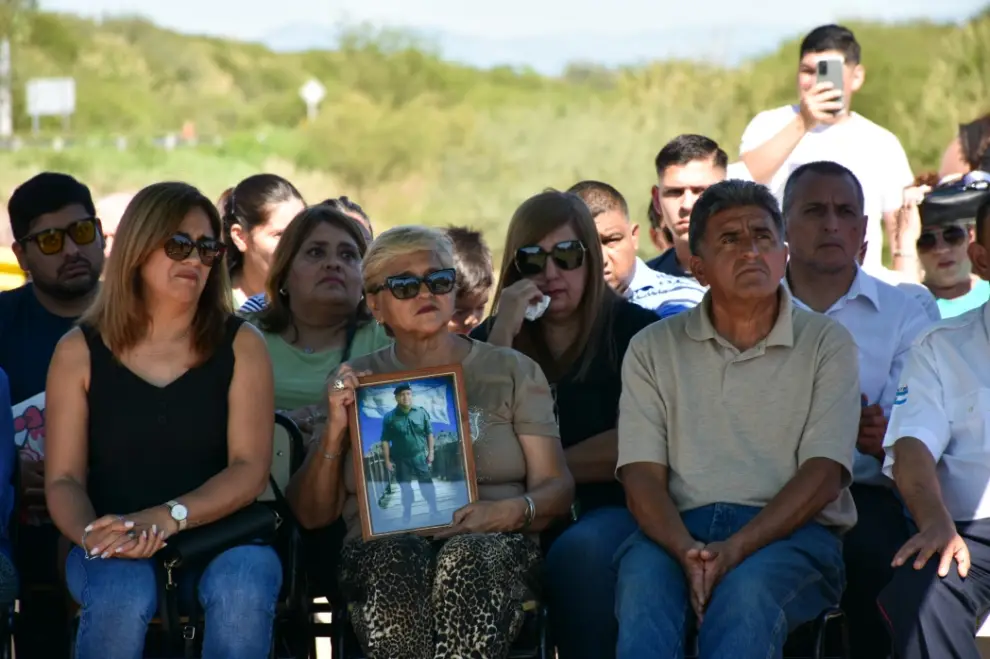 Familiares de los gendarmes fallecidos.