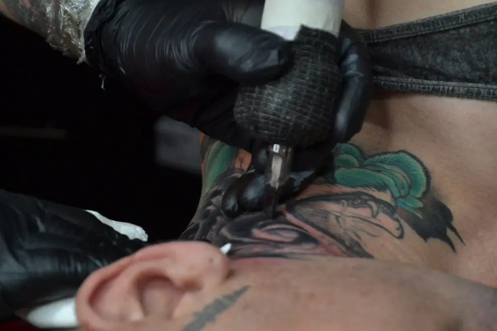 La mano de Nico haciendo su labor en la piel