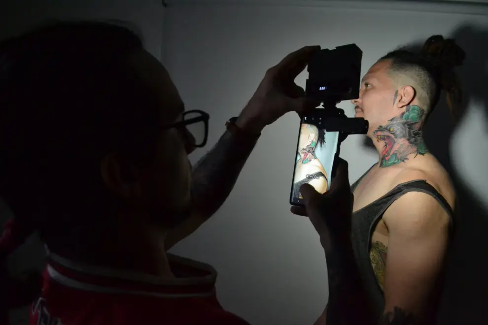 Nico Madrazo, grabando el resultado de la sesión con su cliente