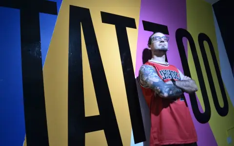 Nicolás Madrazo, tatuador salteño