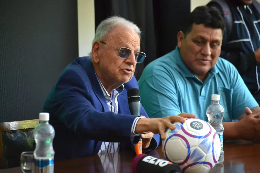 Chibán señalando el balón oficial que se utilizará desde ahora en las competencias de la Liga Salteña