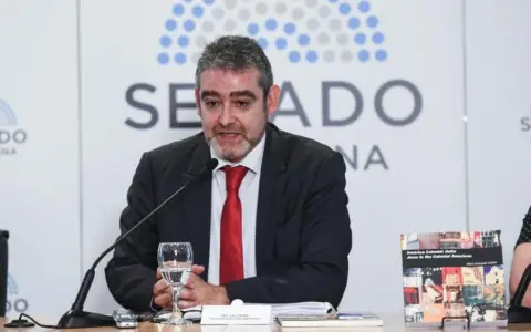 El político y sociólogo argentino Eric Calcagno, del peronismo, asegura que en Argentina se vive una "guerra civil cognitiva"