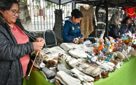 Emprendedoras y artesanas locales.