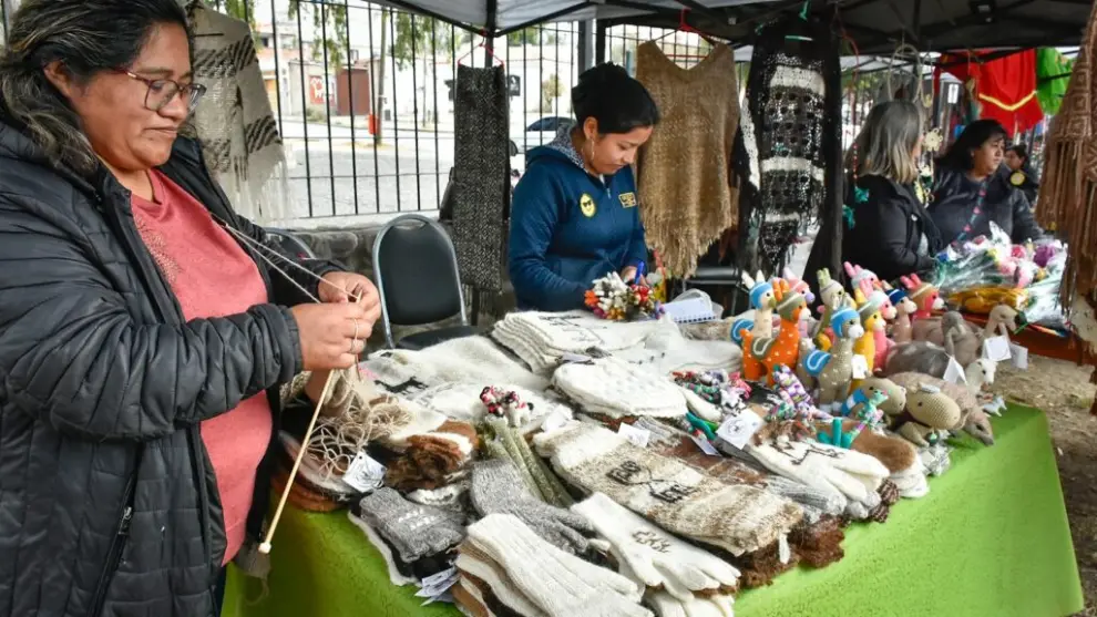Emprendedoras y artesanas locales.