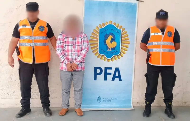 Detenido por la fuerza nacional.
