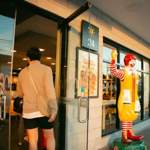 Sumó a McDonald´s y va por más: Las estaciones de servicio de YPF serán un mini shopping