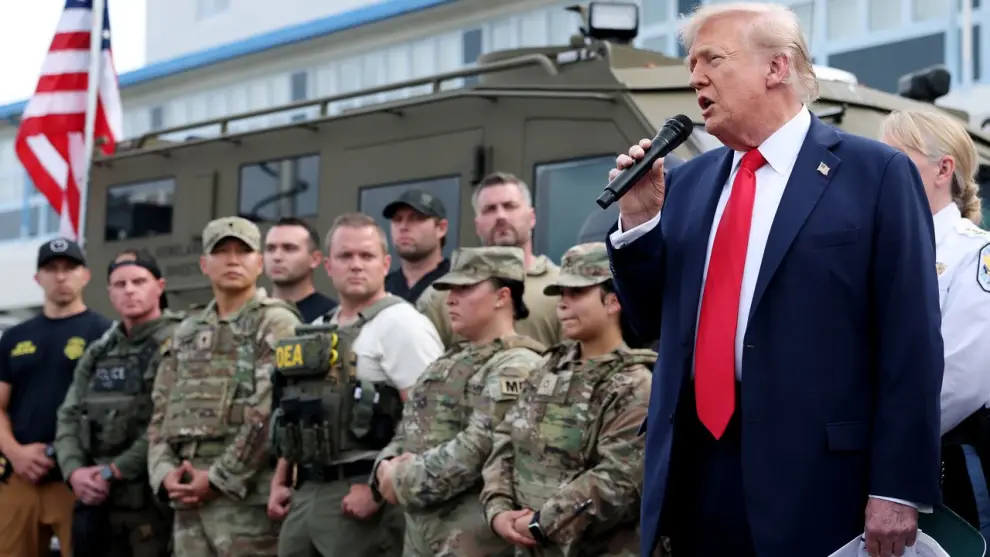 Trump entre militares
