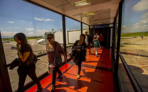 Pasajeros en el Aeropuerto Martín Miguel de Güemes
