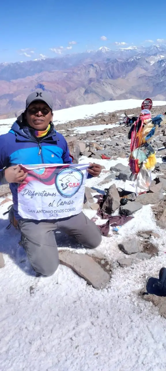 Condorí en la cima del Aconcagua