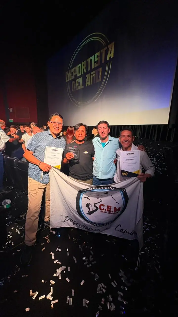 Nico, en la entrega de premios, junto a sus compañeros del CEM