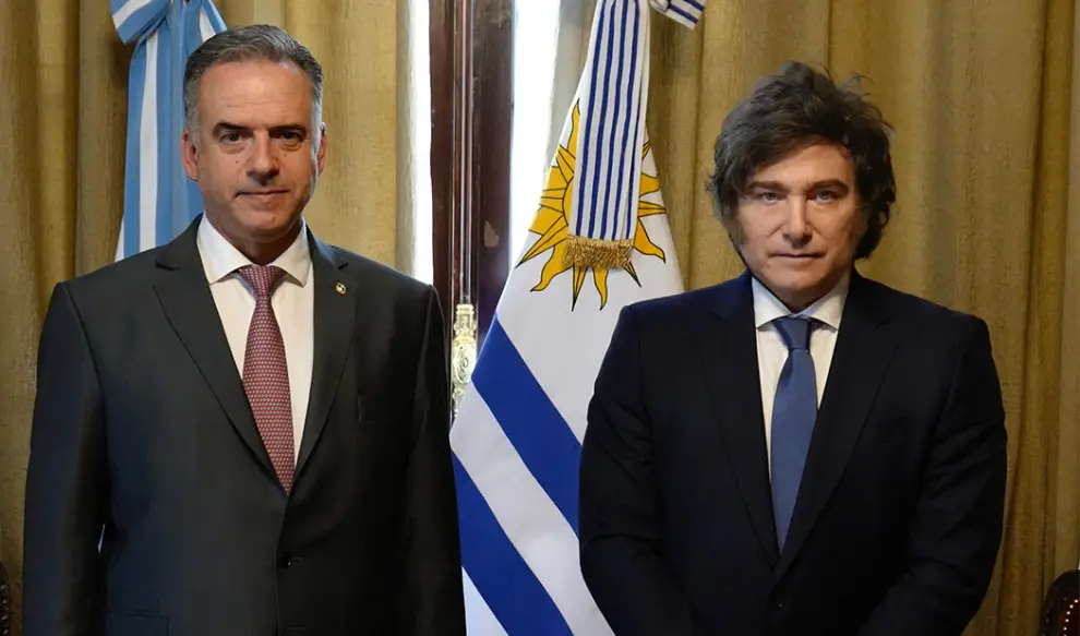 Yamandú Orsi y Javier Milei.