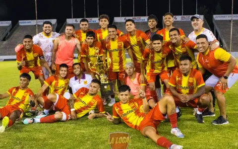 Los jugadores de Mitre posando con el trofeo de campeones absolutos del 2025