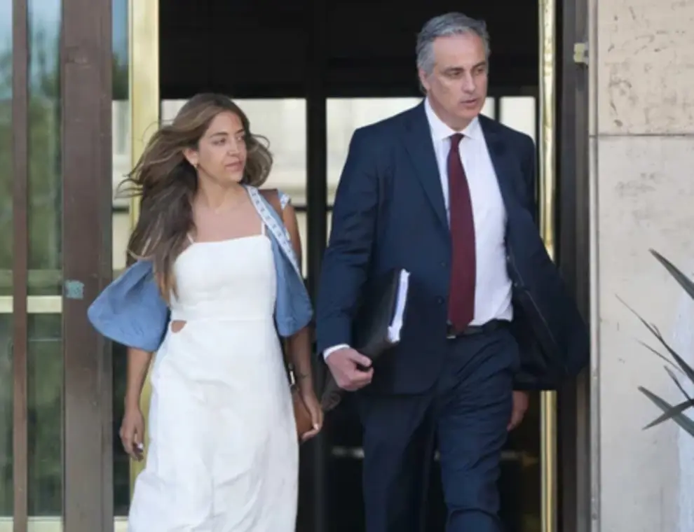 Ornella Calvete saliendo de la indagatoria junto a su abogado