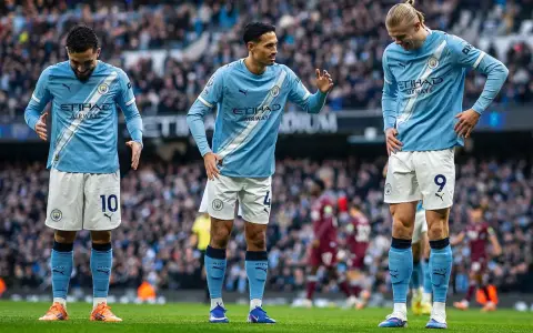 Erling Haaland y su clásico pasito "robótico" en el festejo del gol que con el que superó los 103 goles de CR7 en la Premier League.