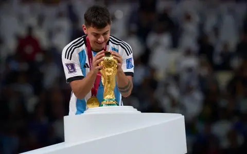 Paulo Dybala acariciando la Copa del Mundo. ¿Otro campeón mundial se suma a las huestes del fútbol argentino en 2026?