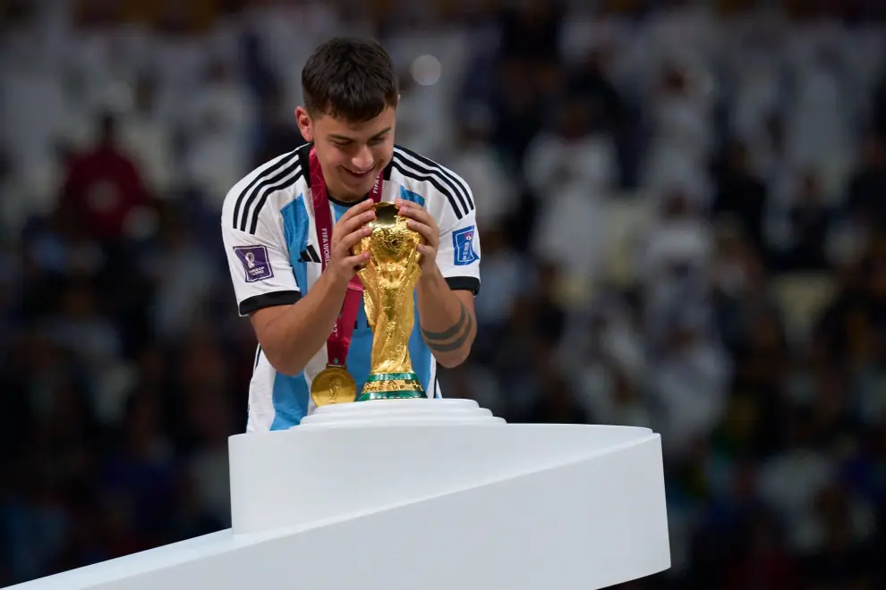 Paulo Dybala acariciando la Copa del Mundo. ¿Otro campeón mundial se suma a las huestes del fútbol argentino en 2026?