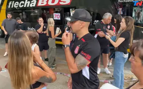 Juan Sebastián Verón, al bajarse del micro con su familia y los hinchas de Estudiantes.