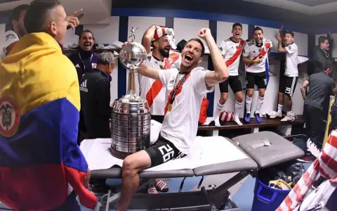 Nacho Fernández y un festejo inolvidable en el vestuario del Bernabéu, tras la histórica consagración de River ante Boca en la Libertadores 2018.
