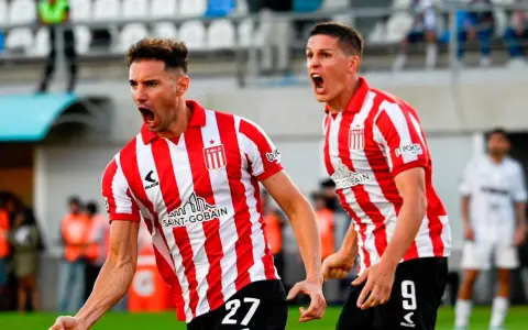 Lucas Alario festeja con alma y vida su doblete triunfal y de campeonato para Estudiantes en San Nicolás.