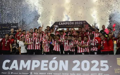 Estudiantes, el primer equipo en coronarse en dos ediciones consecutivas del Trofeo de Campeones.