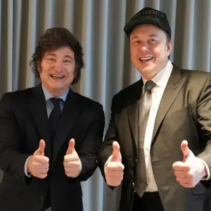 Una Tesla Cybertruck, Elon Musk y Manuel Quintar, el triángulo que ahora le trae nuevos problemas a Javier Milei