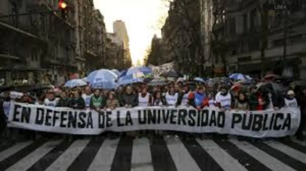 Marcha a favor de la universidad