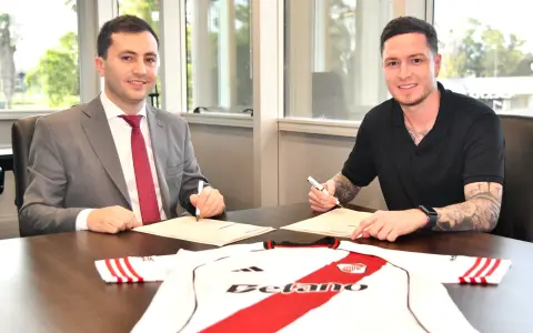 Aníbal Moreno firma su contrato en las oficinas de River, junto al presidente Stefano Di Carlo.