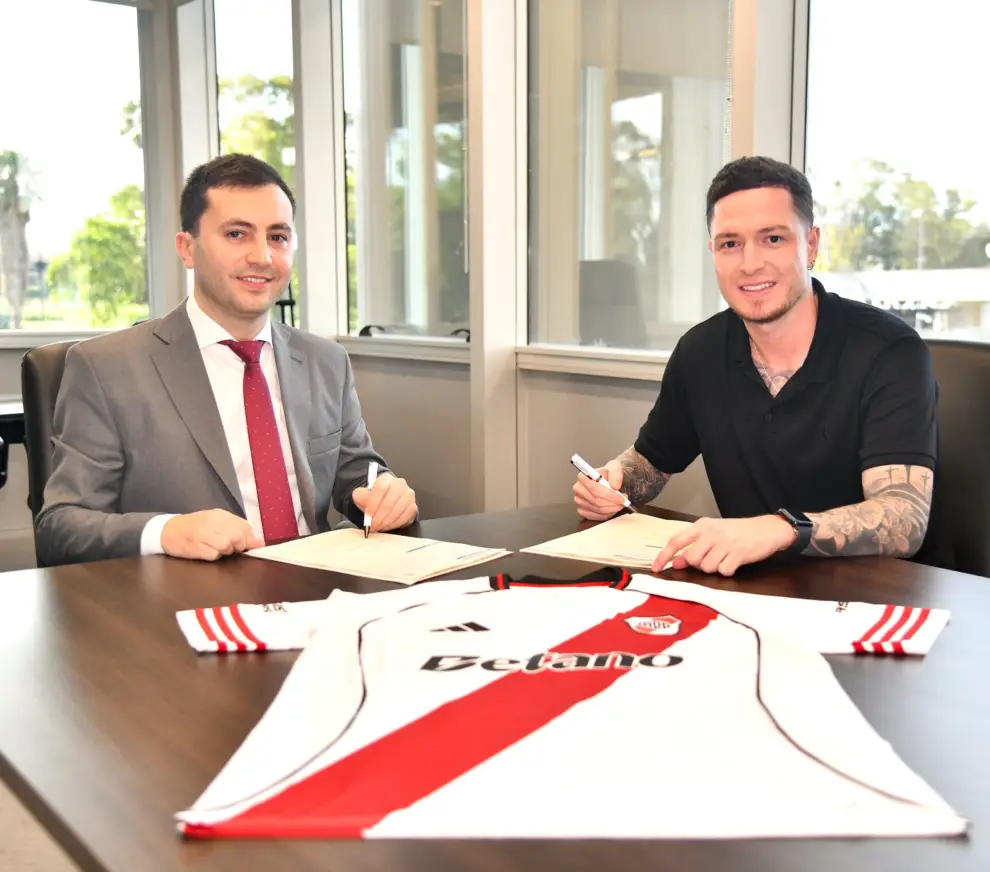 Aníbal Moreno firma su contrato en las oficinas de River, junto al presidente Stefano Di Carlo.