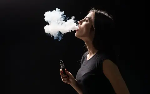 Su venta está prohibida a menores, los dispositivos electrónicos con nicotina circulan con facilidad entre adolescentes y despiertan preocupación