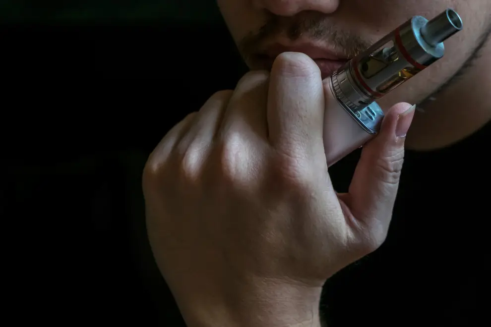 Hombre fumando vaping cigarrillo-electrónico