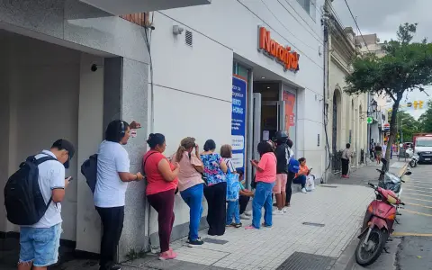 Largas filas en tarjeta Naranja