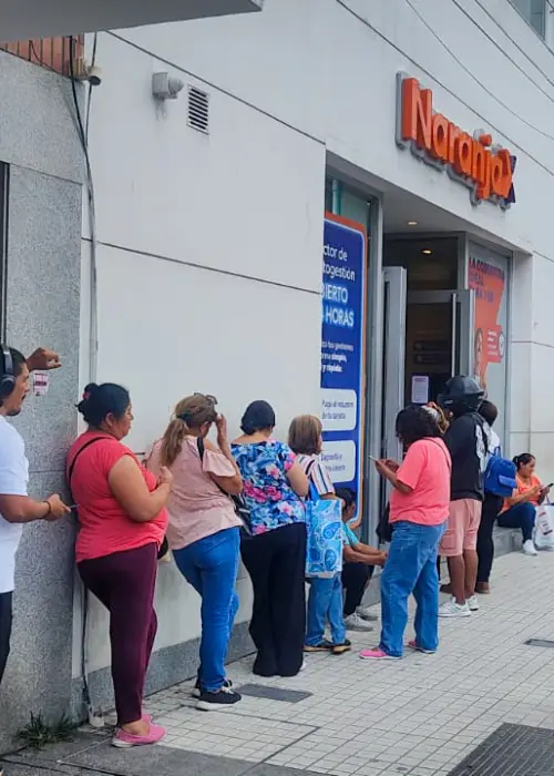Largas filas en tarjeta Naranja