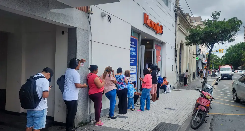 Largas filas en tarjeta Naranja