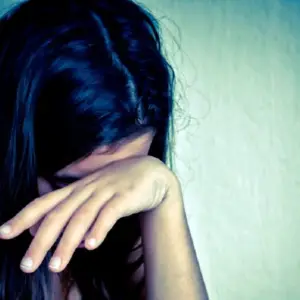 Condenan a ocho años de prisión a un hombre por abusar de la hija de su pareja