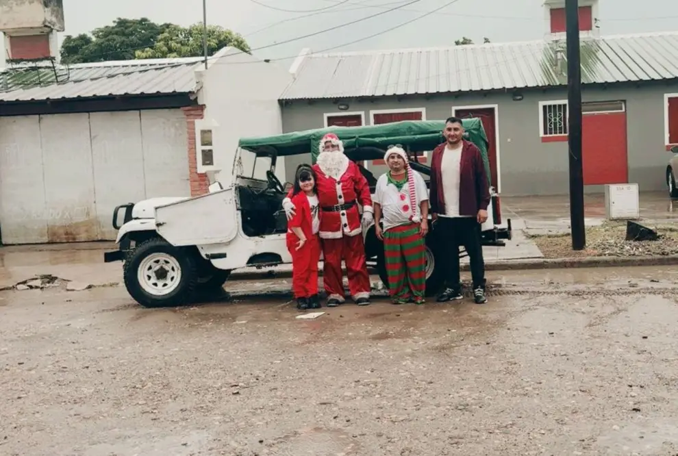 Posando con el Jeep que los trasladó durante toda la travesía del domingo