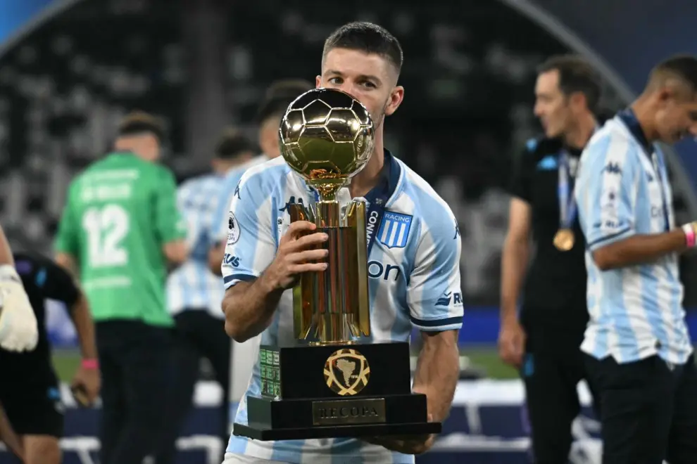 Vietto con la Recopa Sudamericana que ganó con Racing