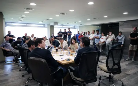 Una acalorada asamblea en San Lorenzo terminó con un presidente provisorio elegido por un reñido margen y con una fecha lejana para las elecciones.