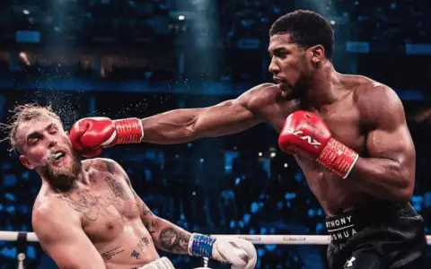 Anthony Joshua le asesta un golpe demoledor al influencer Jake Paul.