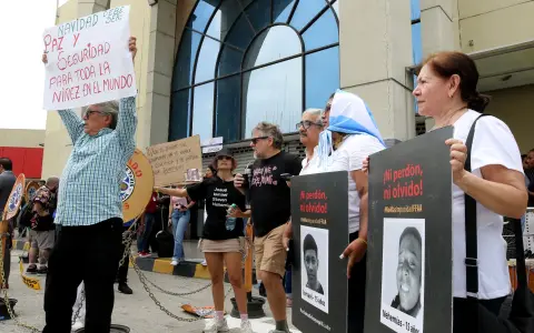 Familiares de los niños manifestándose