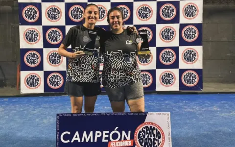 Daniela Rojas y Lucía Pizarro posando con sus trofeos de campeonas