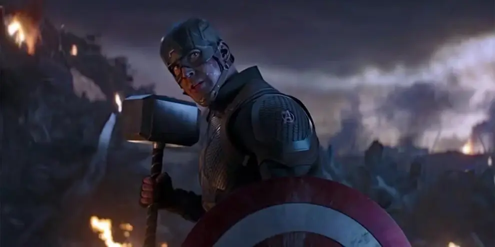 Steve Rogers portando el mjolnir.